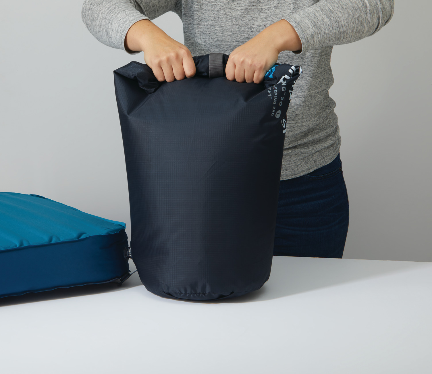 13225_thermarest_mondoking_marine_large_pumpsack_detail
